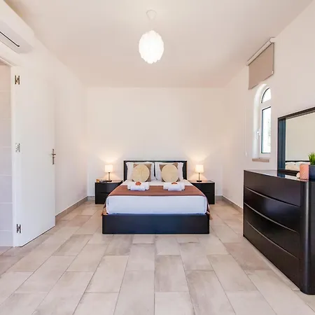 Villa In Algarve Near Stunning Beaches Vila
