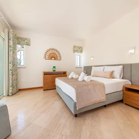 Villa With Private Heatable Pool *